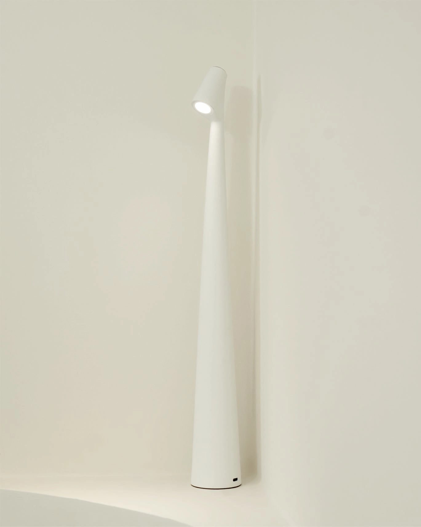 Africa Built-in Battery Table Lamp