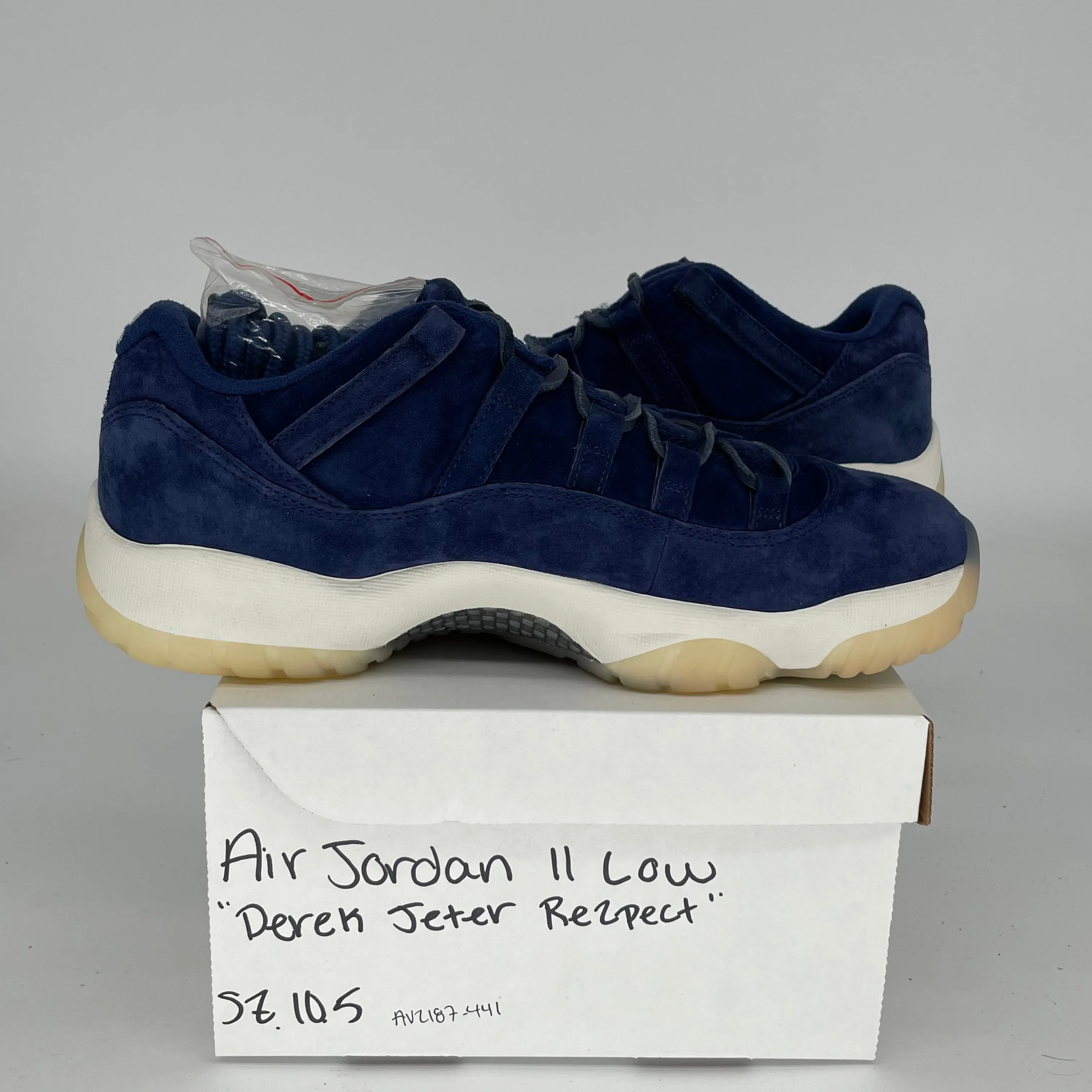 AIR JORDAN 11 LOW DEREK JETER RE2PECT SIZE 10.5 AV2187-441