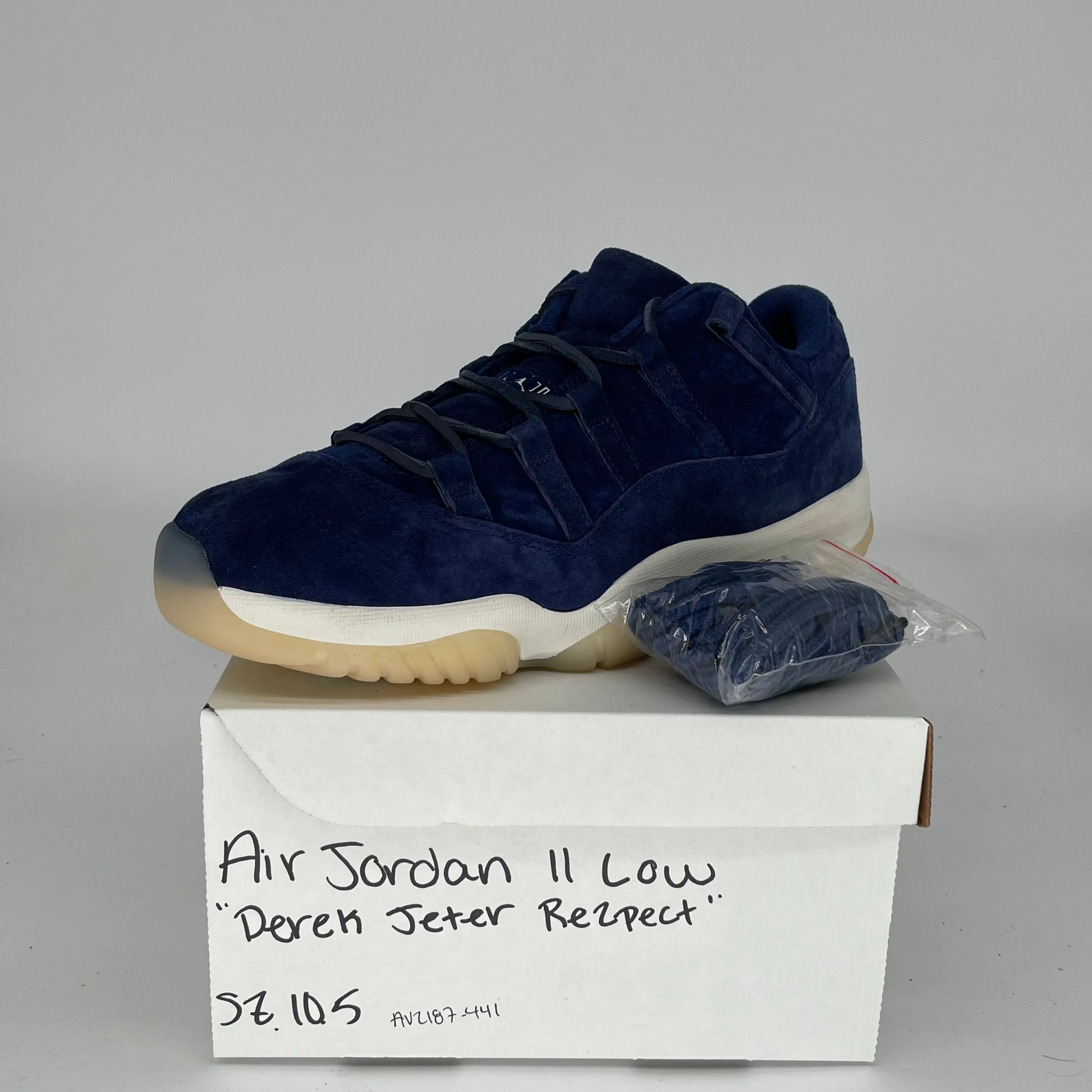 AIR JORDAN 11 LOW DEREK JETER RE2PECT SIZE 10.5 AV2187-441