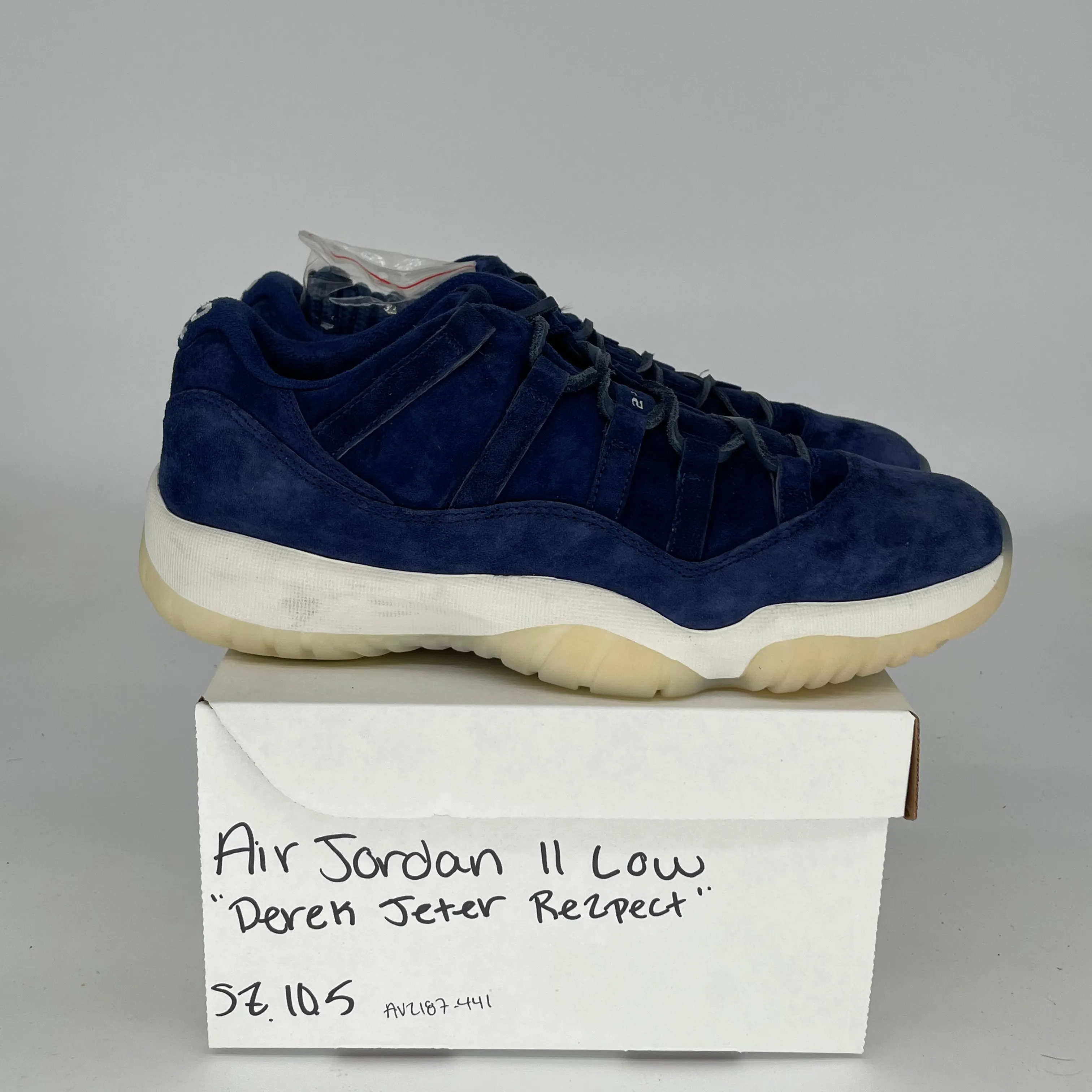 AIR JORDAN 11 LOW DEREK JETER RE2PECT SIZE 10.5 AV2187-441