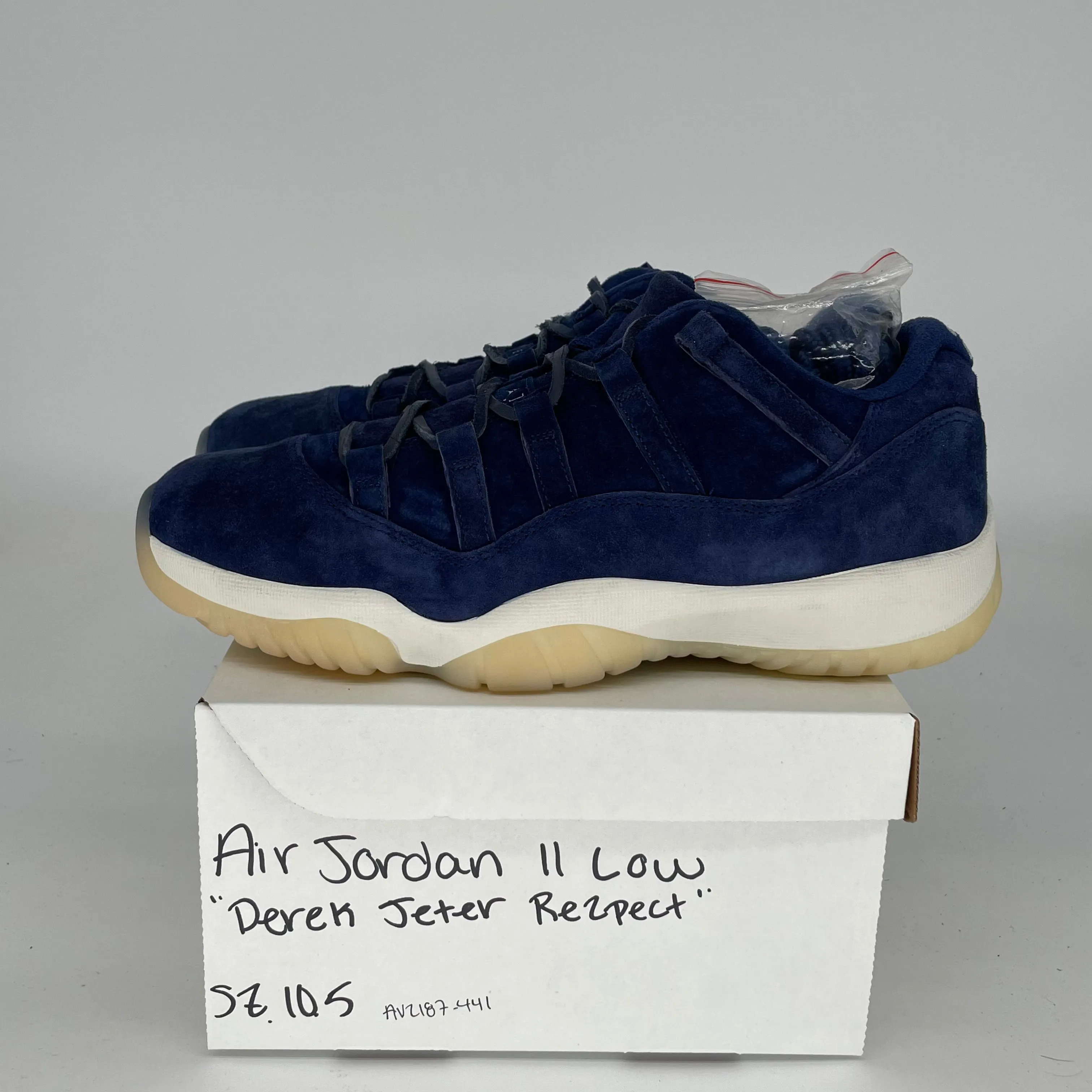AIR JORDAN 11 LOW DEREK JETER RE2PECT SIZE 10.5 AV2187-441