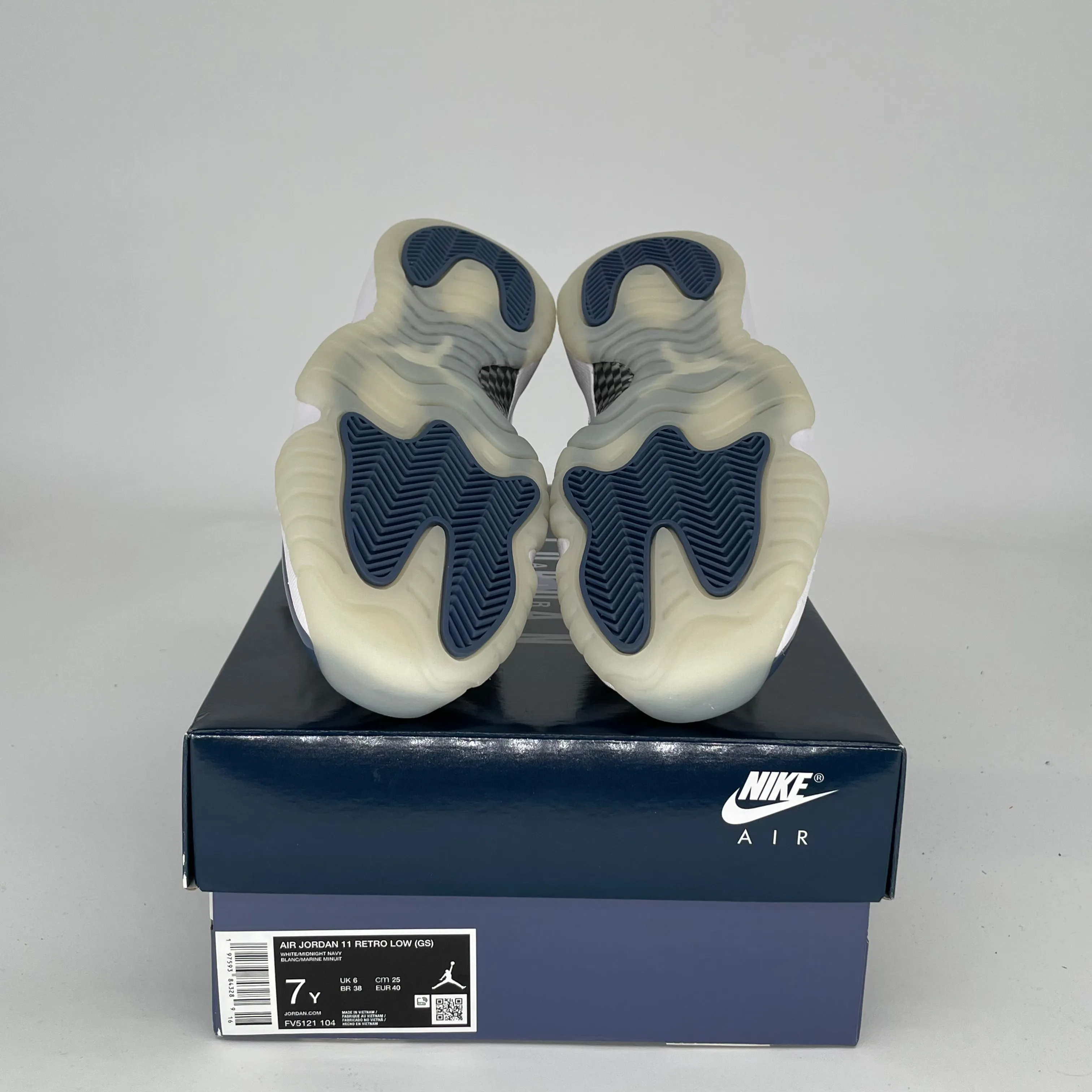 AIR JORDAN 11 LOW DIFFUSED BLUE SIZE 7Y FV5121-104