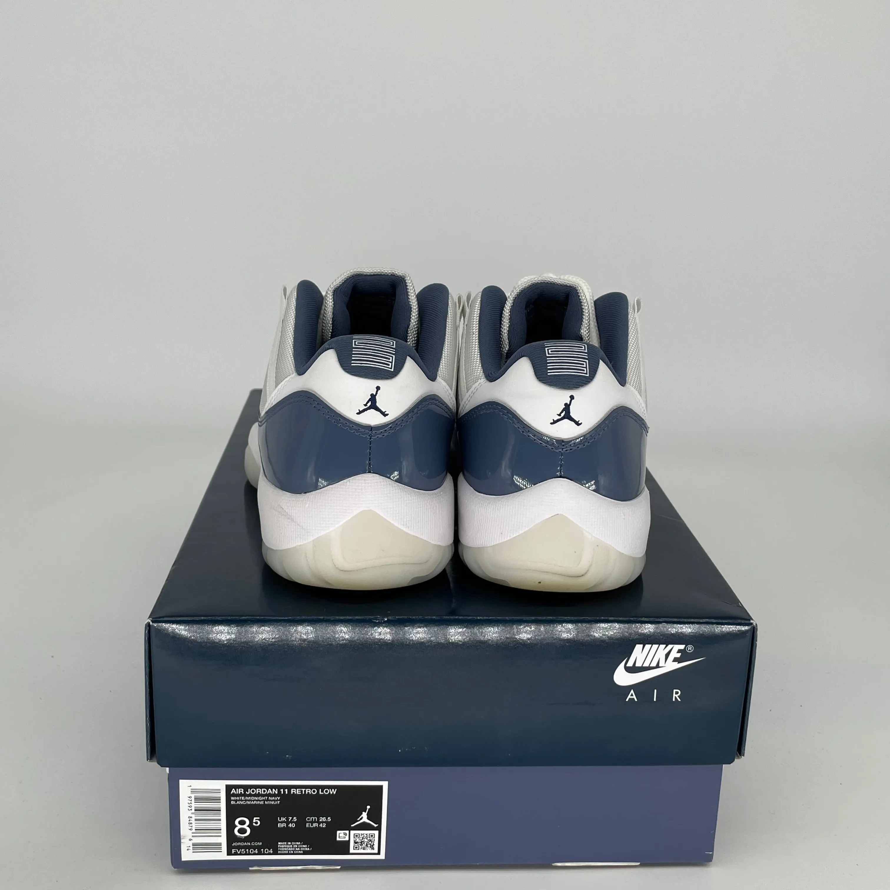 AIR JORDAN 11 LOW DIFFUSED BLUE SIZE 8.5 FV5104-104