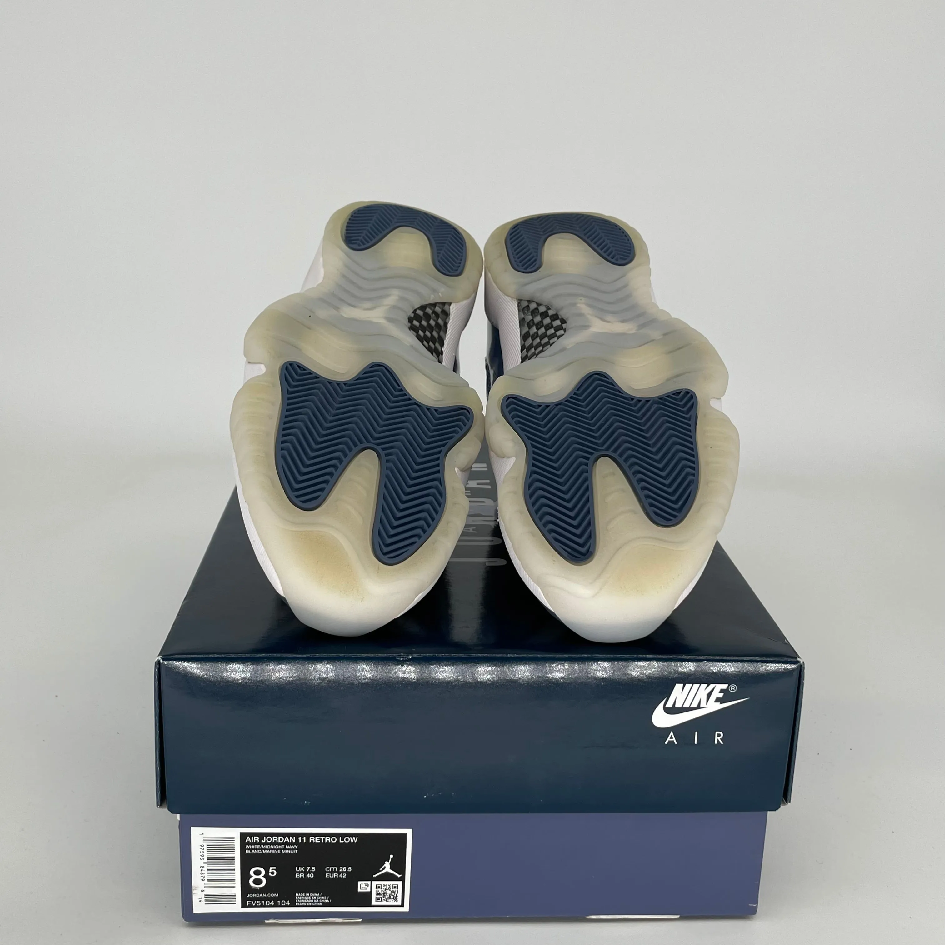 AIR JORDAN 11 LOW DIFFUSED BLUE SIZE 8.5 FV5104-104
