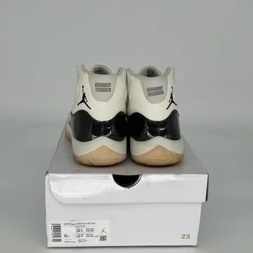 AIR JORDAN 11 NEAPOLITAN W SIZE 6 AR0715-101