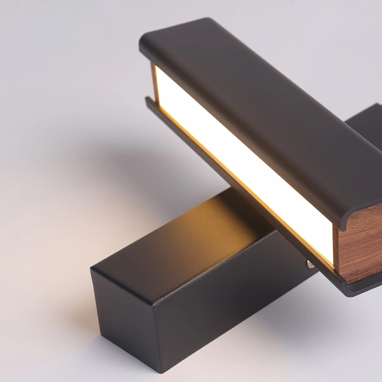Clasp Wall Lamp