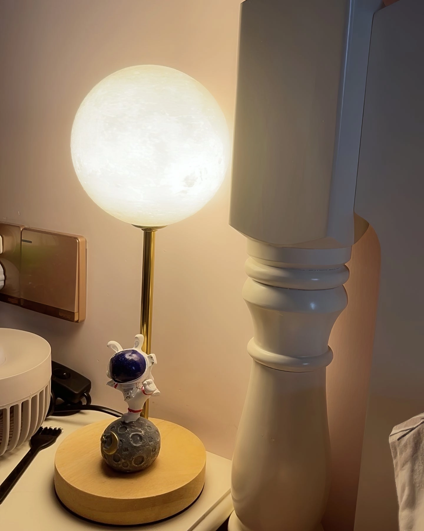 Creative Moon Table Lamp