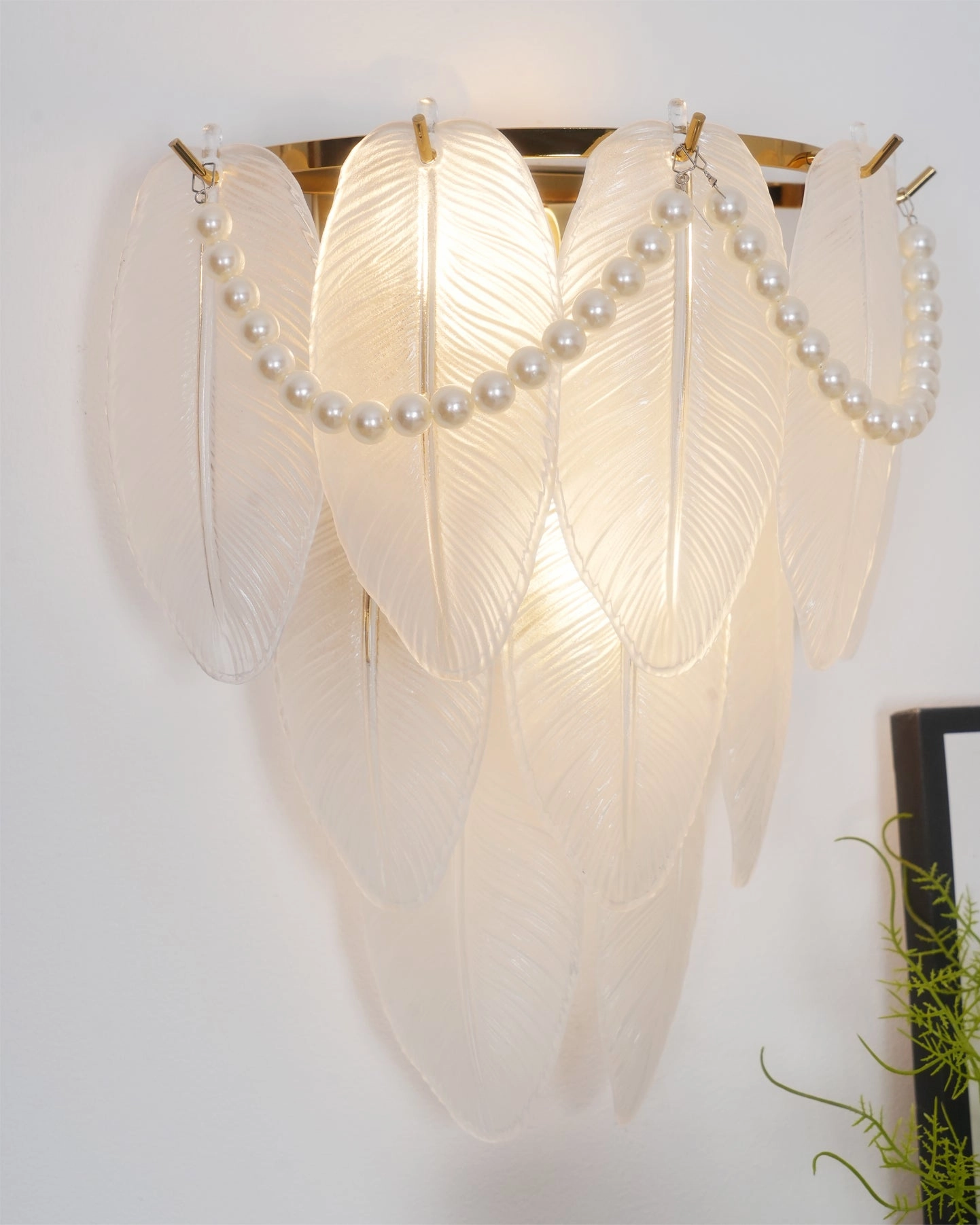 Feather Pearl Wall Lamp
