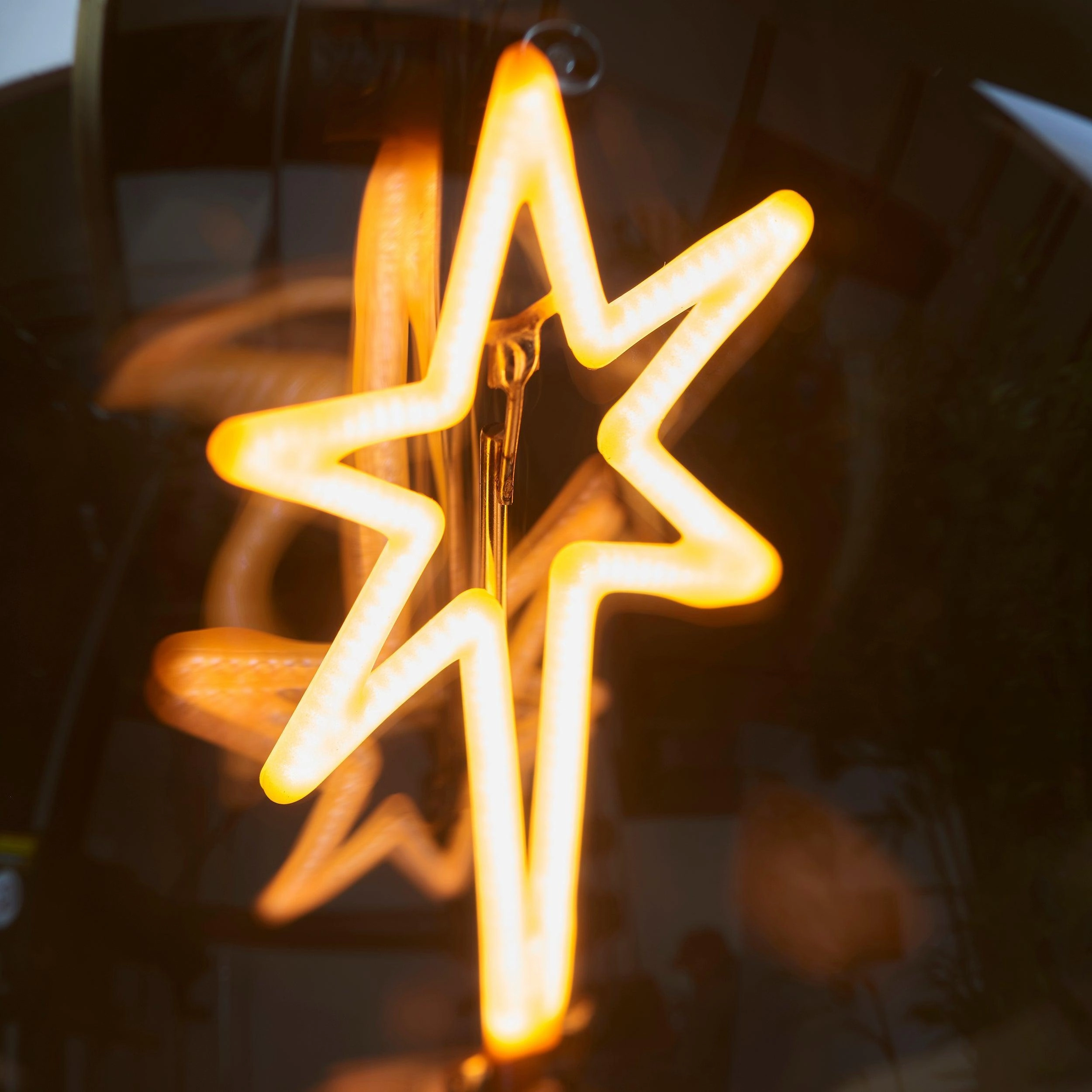 Internal Star Filament Amber Tinted LED 2w E27 Light Bulb