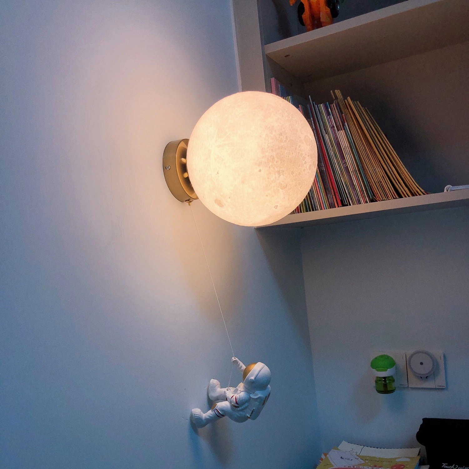 Lunar Wall Lamp