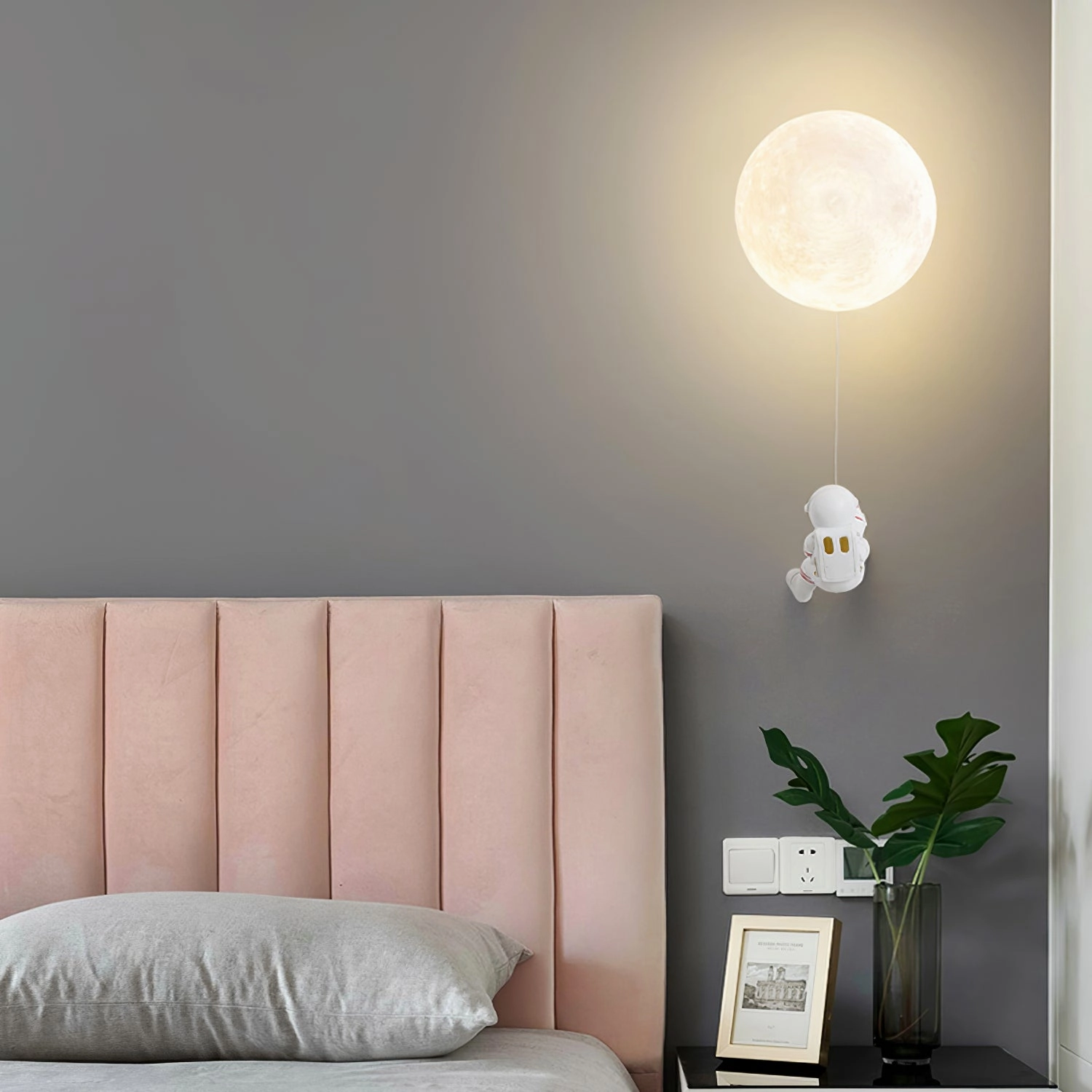 Lunar Wall Lamp
