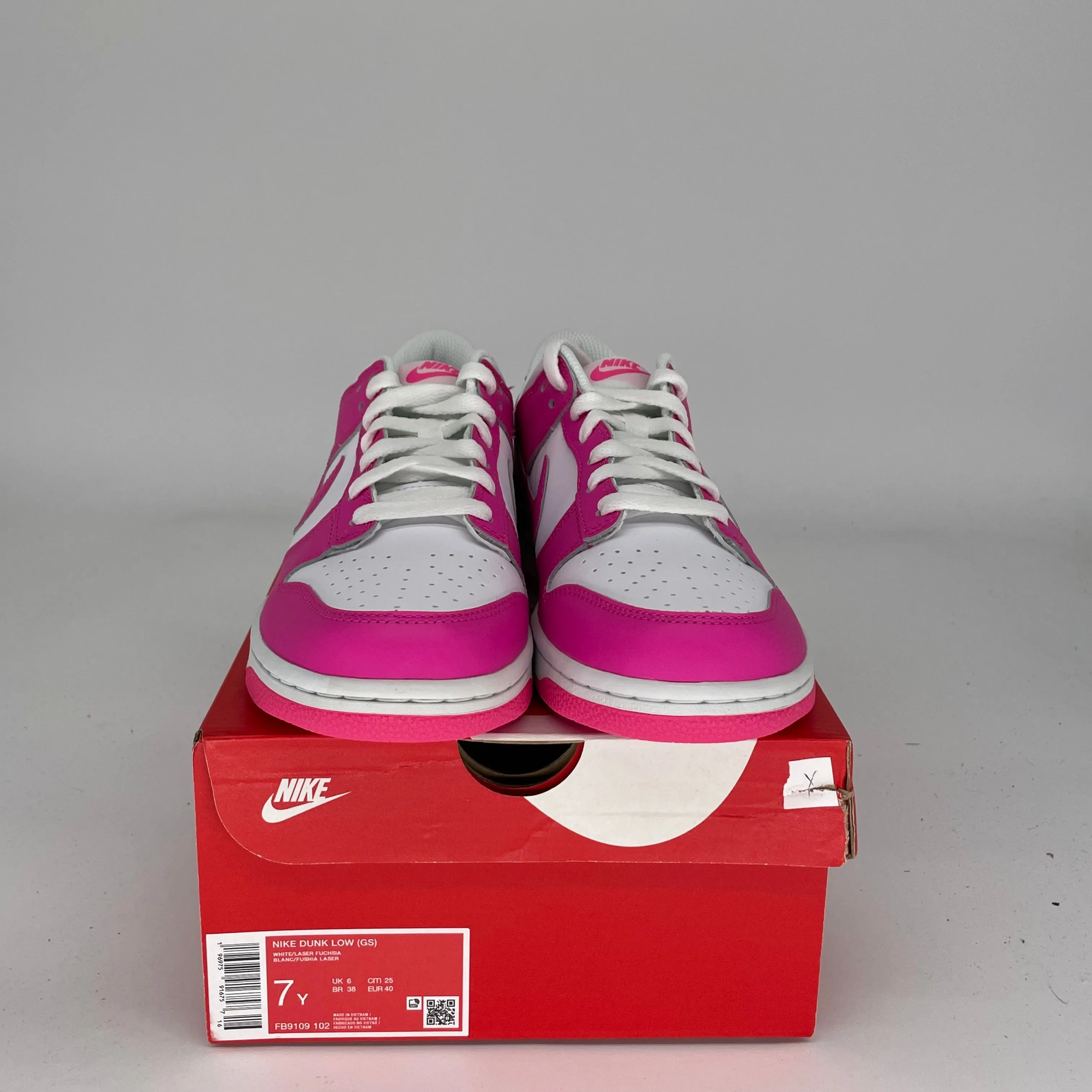 NIKE DUNK LOW LASER FUCHSIA SIZE 7Y FB9109-102