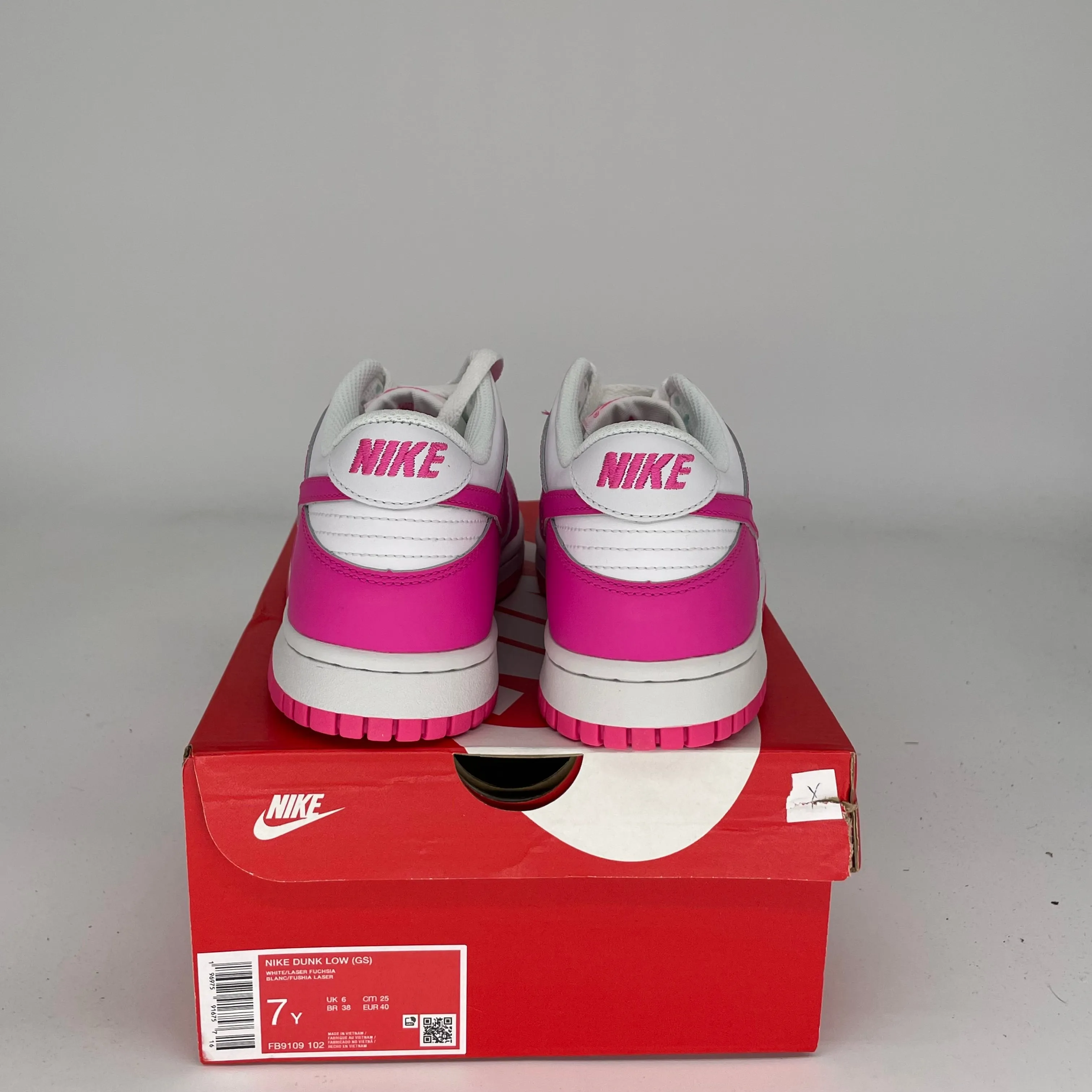 NIKE DUNK LOW LASER FUCHSIA SIZE 7Y FB9109-102