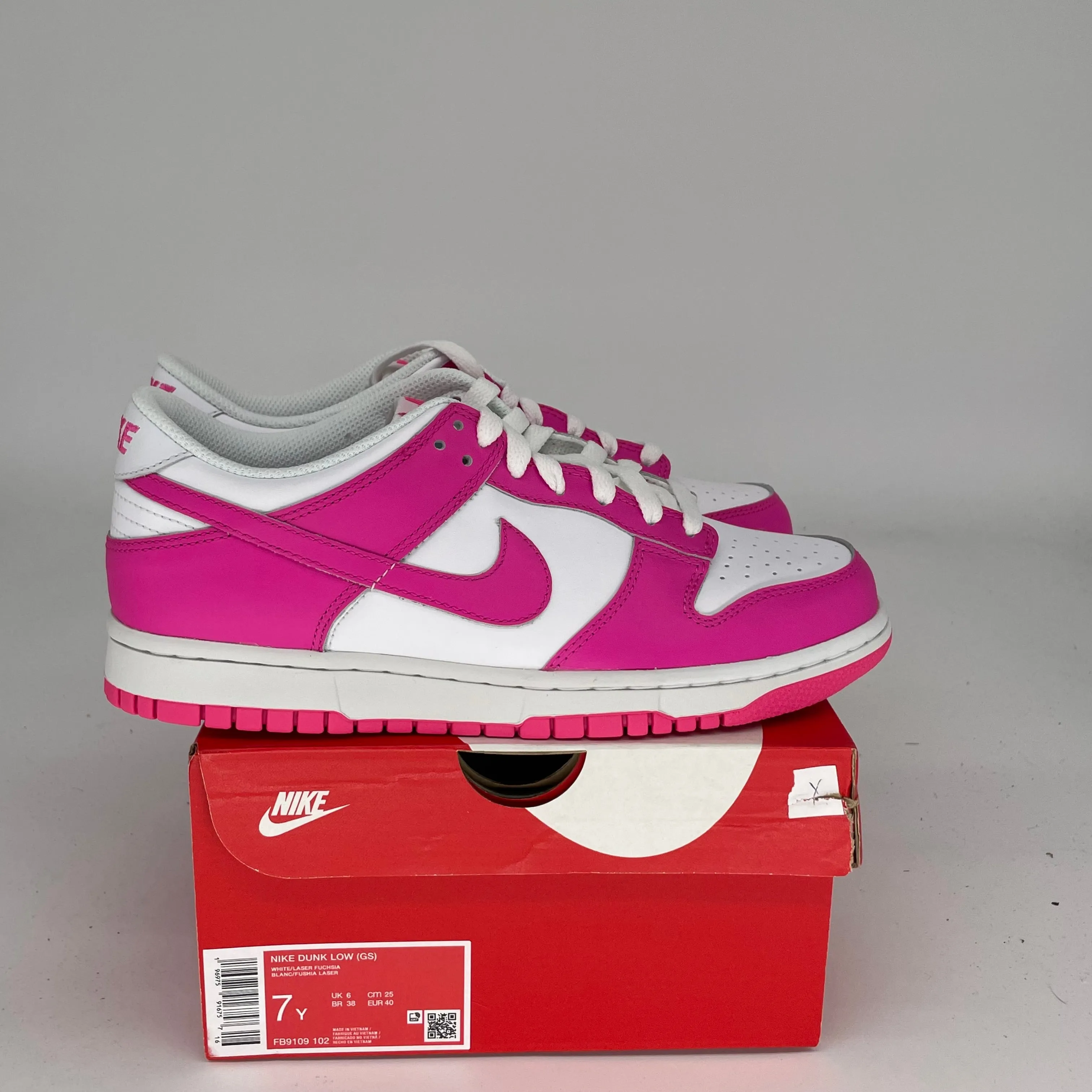 NIKE DUNK LOW LASER FUCHSIA SIZE 7Y FB9109-102