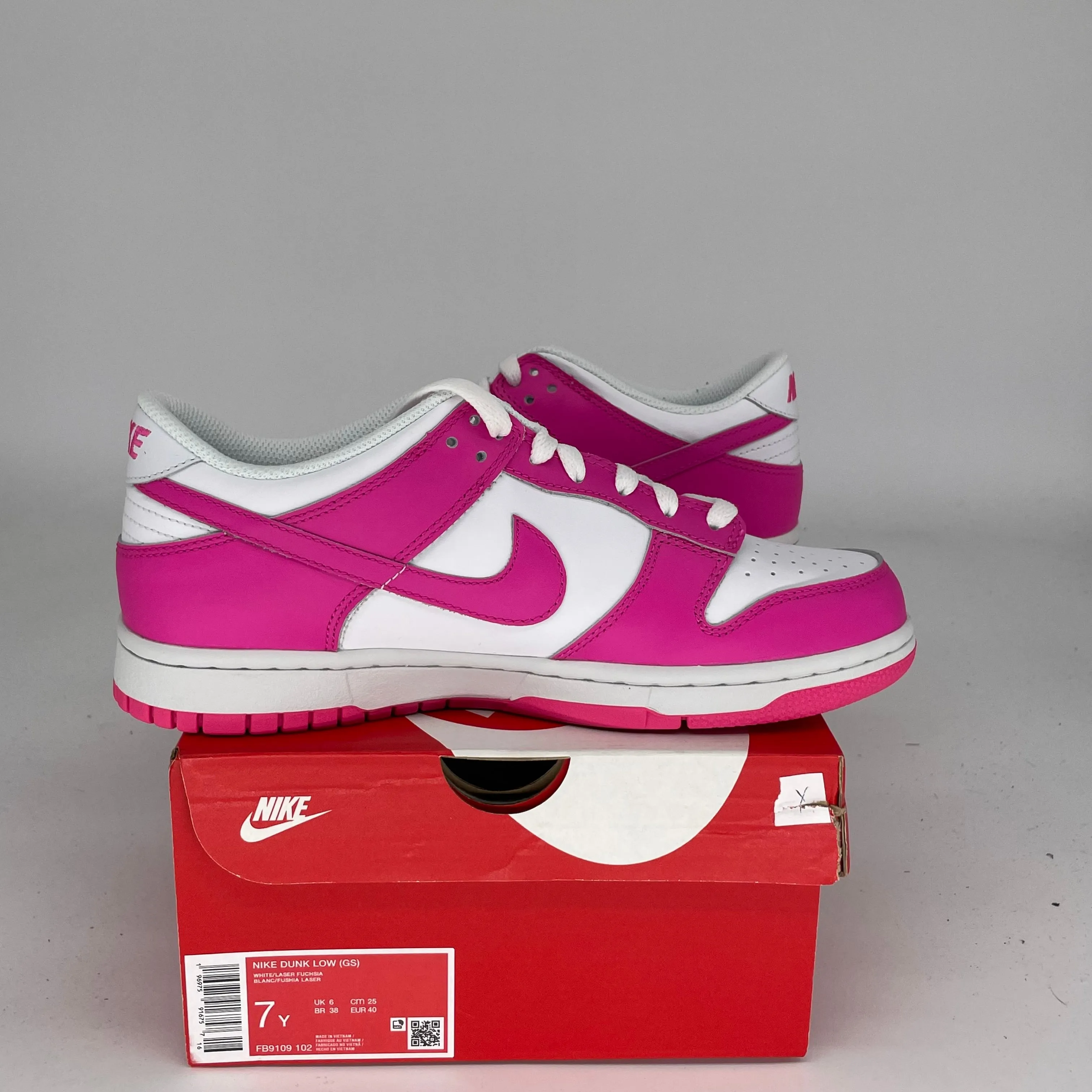 NIKE DUNK LOW LASER FUCHSIA SIZE 7Y FB9109-102