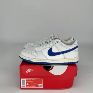 NIKE DUNK LOW SUMMIT WHITE HYPER ROYAL SIZE 4Y DH9765-105