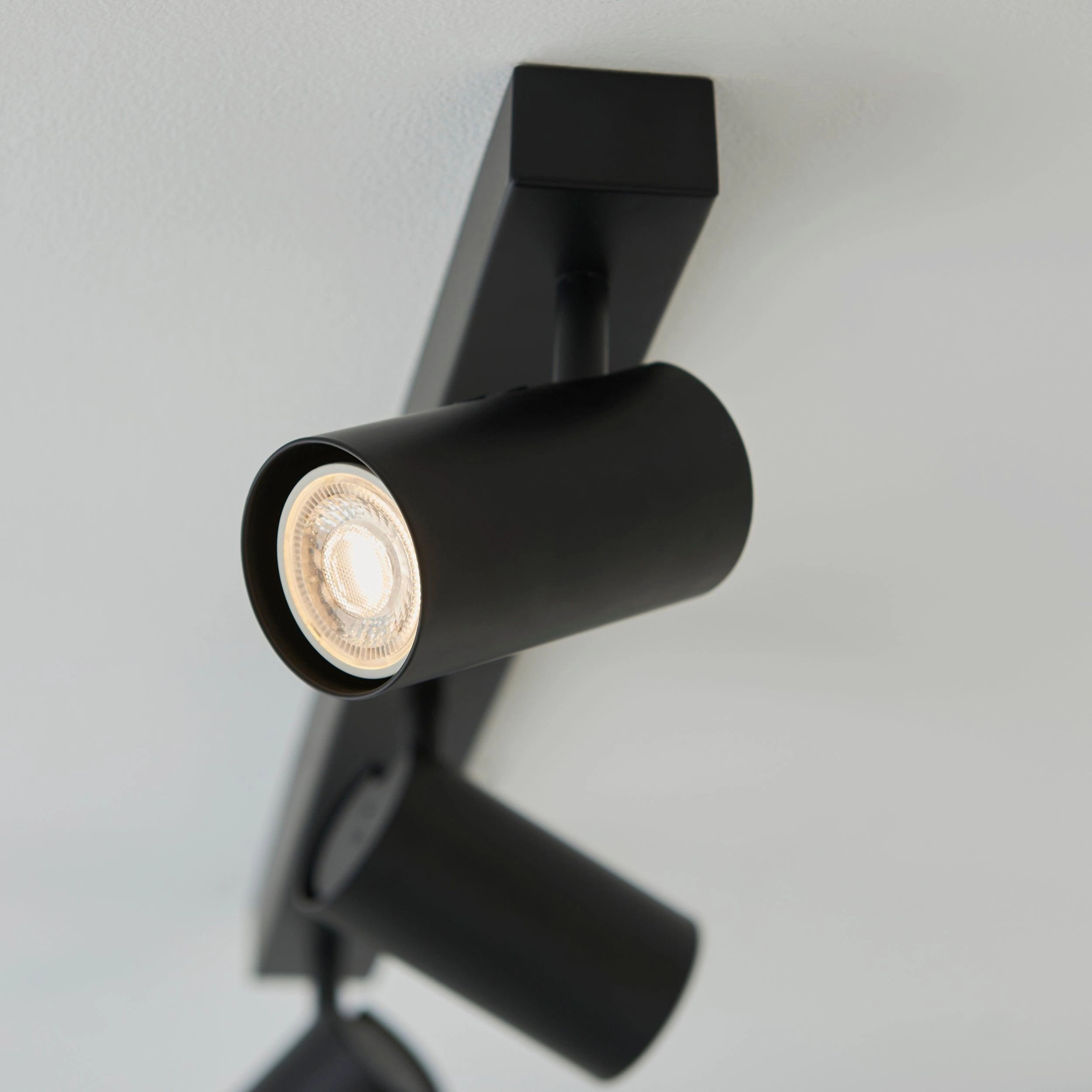 Rez 3 Light Black Modern Adjustable Plate Spot Light