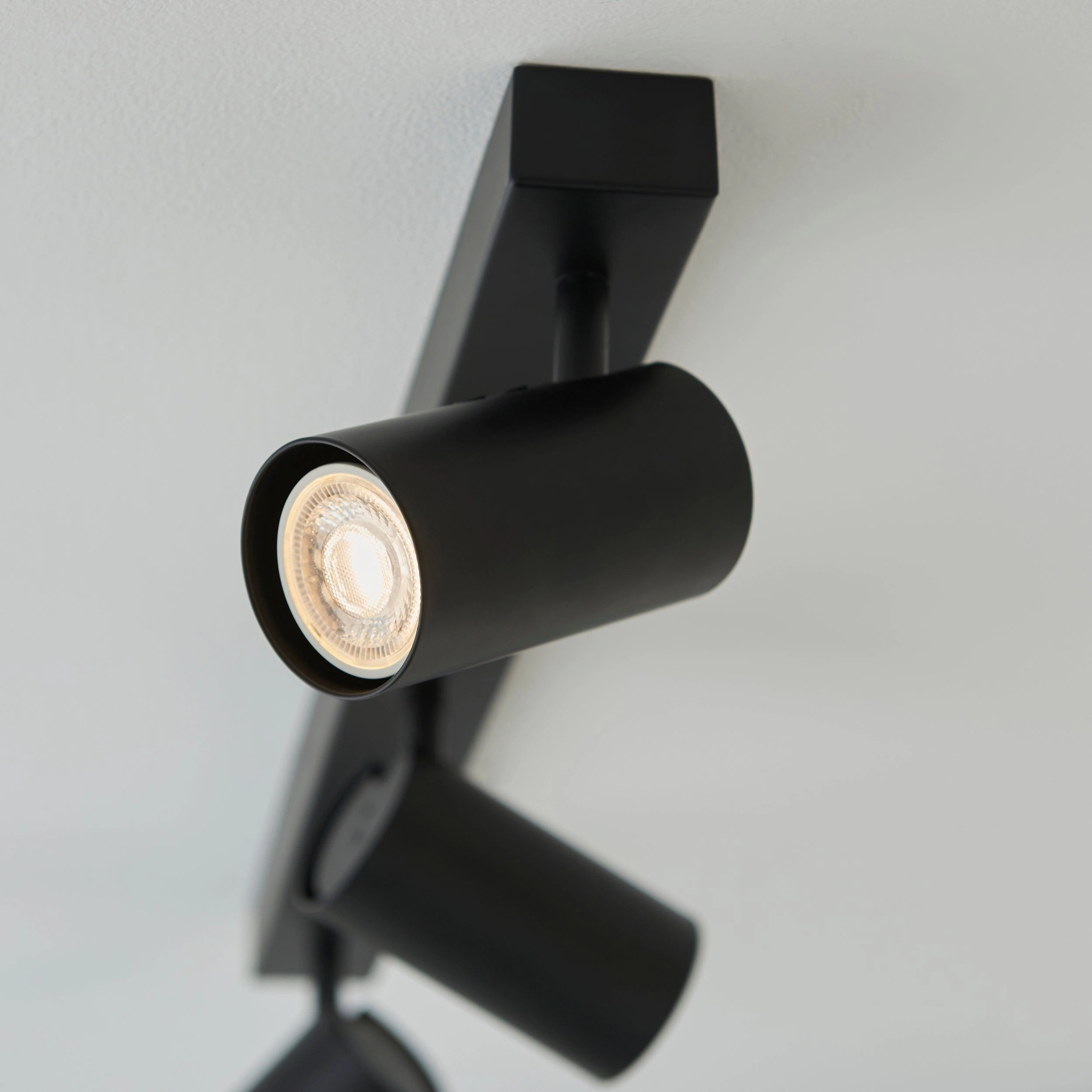 Rez 3 Light Black Modern Adjustable Plate Spot Light